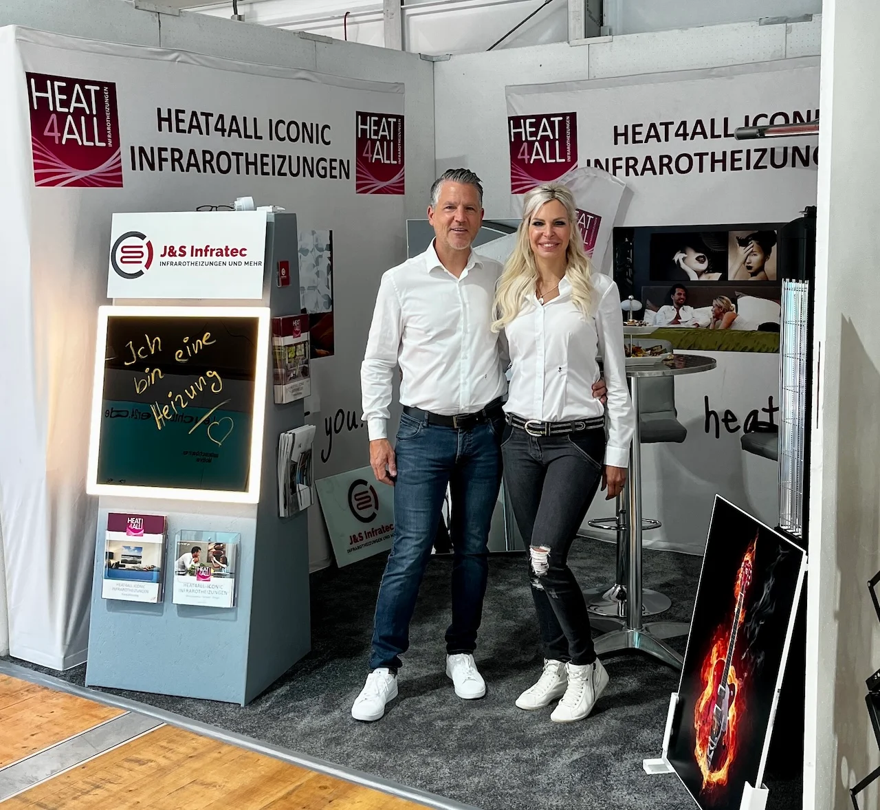 J&S Infratec - Mann und Frau stehen am Messestand